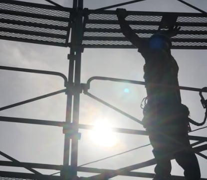 足場仮設工事中の写真