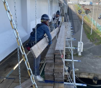 足場仮設工事中の写真